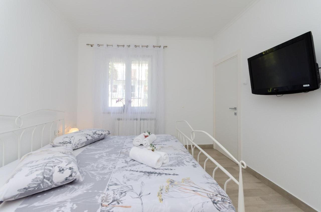 Apartment Zdenko Rovigno Esterno foto